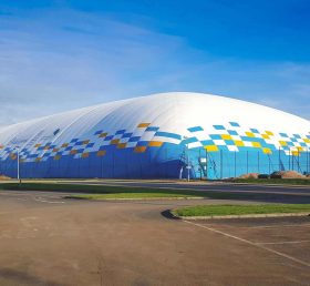 Tent3-012 104M X 65.7M kaksikerroksinen nahkakupu, joka kattaa jalkapallokentän Cardiffissa Leckwithissa